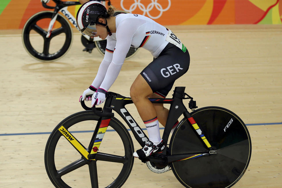 Femme velo sans selle