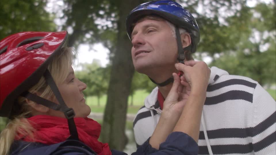 Attacher un casque de vélo