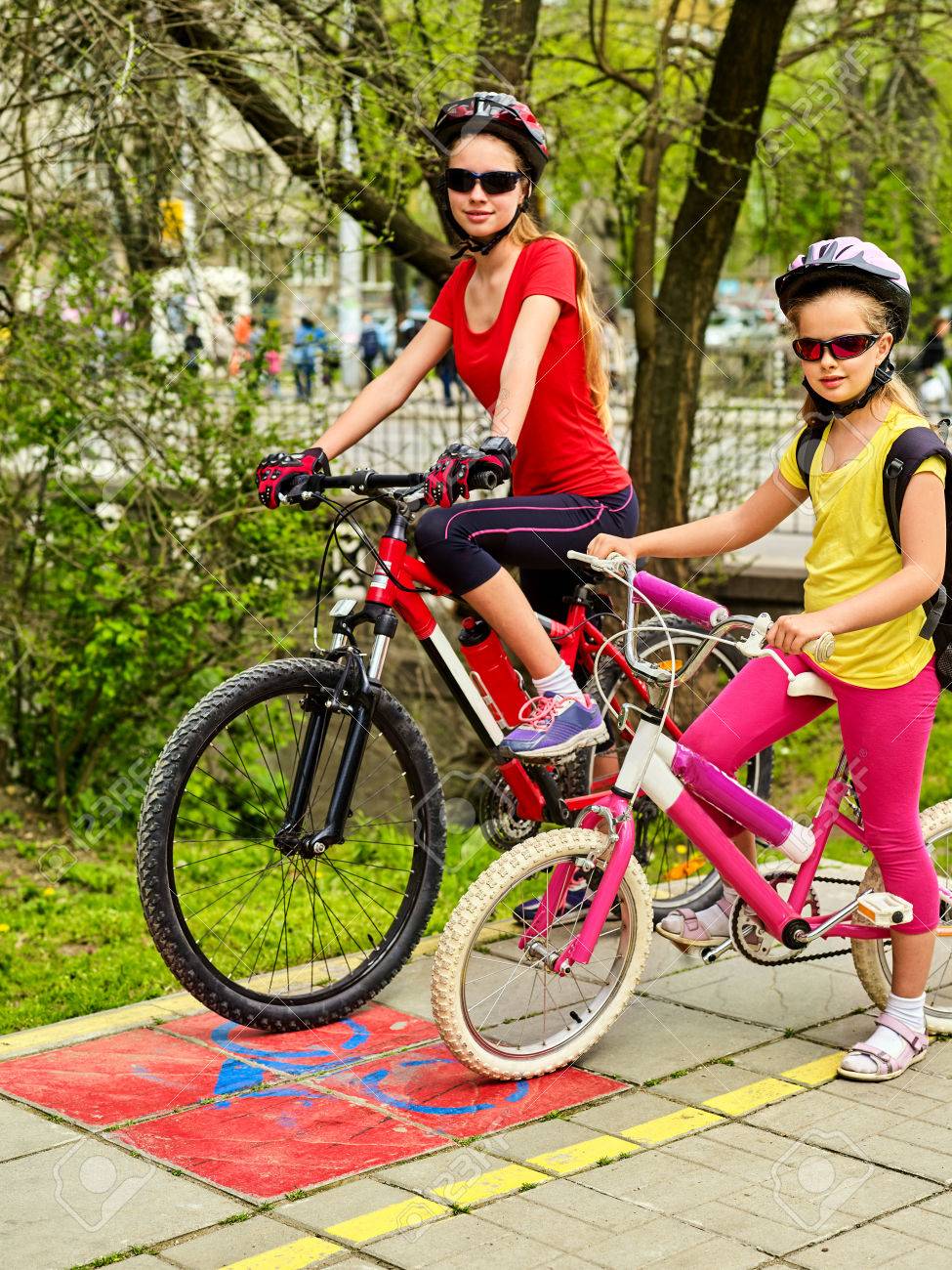 Faire du vélo avec un casque