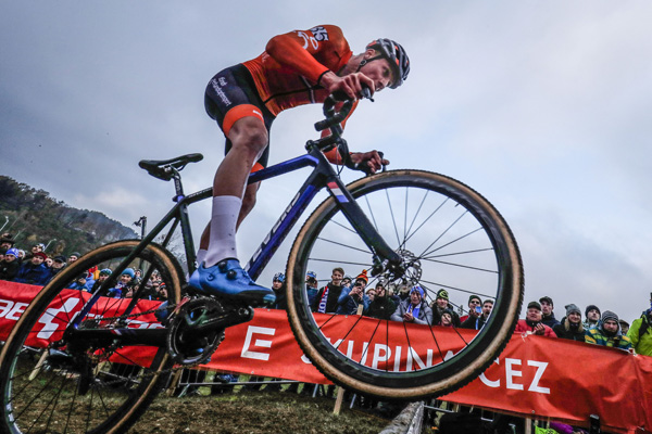 Casque lazer velo mathieu van der poel
