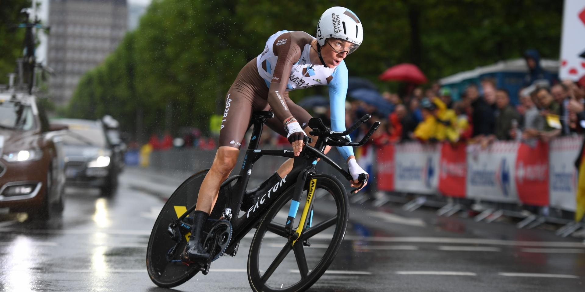 Casque velo contre la montre ag2r