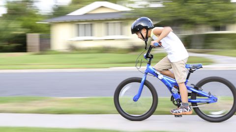 Port du casque à vélo pour les enfants
