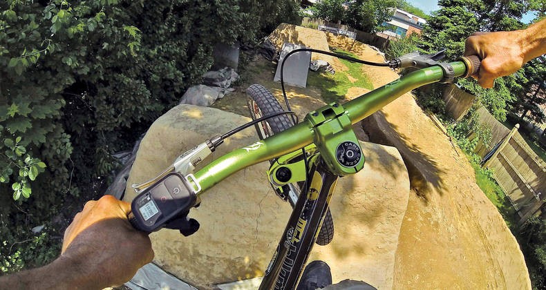 Comment fixer une camera sur un casque de velo