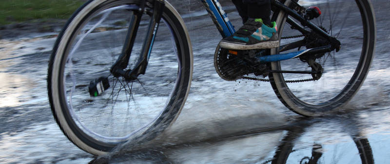 Velo electrique sous la pluie