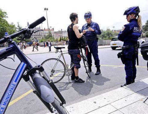 Casque et gilet obligatoire en velo