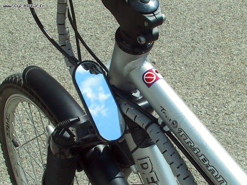 Casque velo retroviseur integre