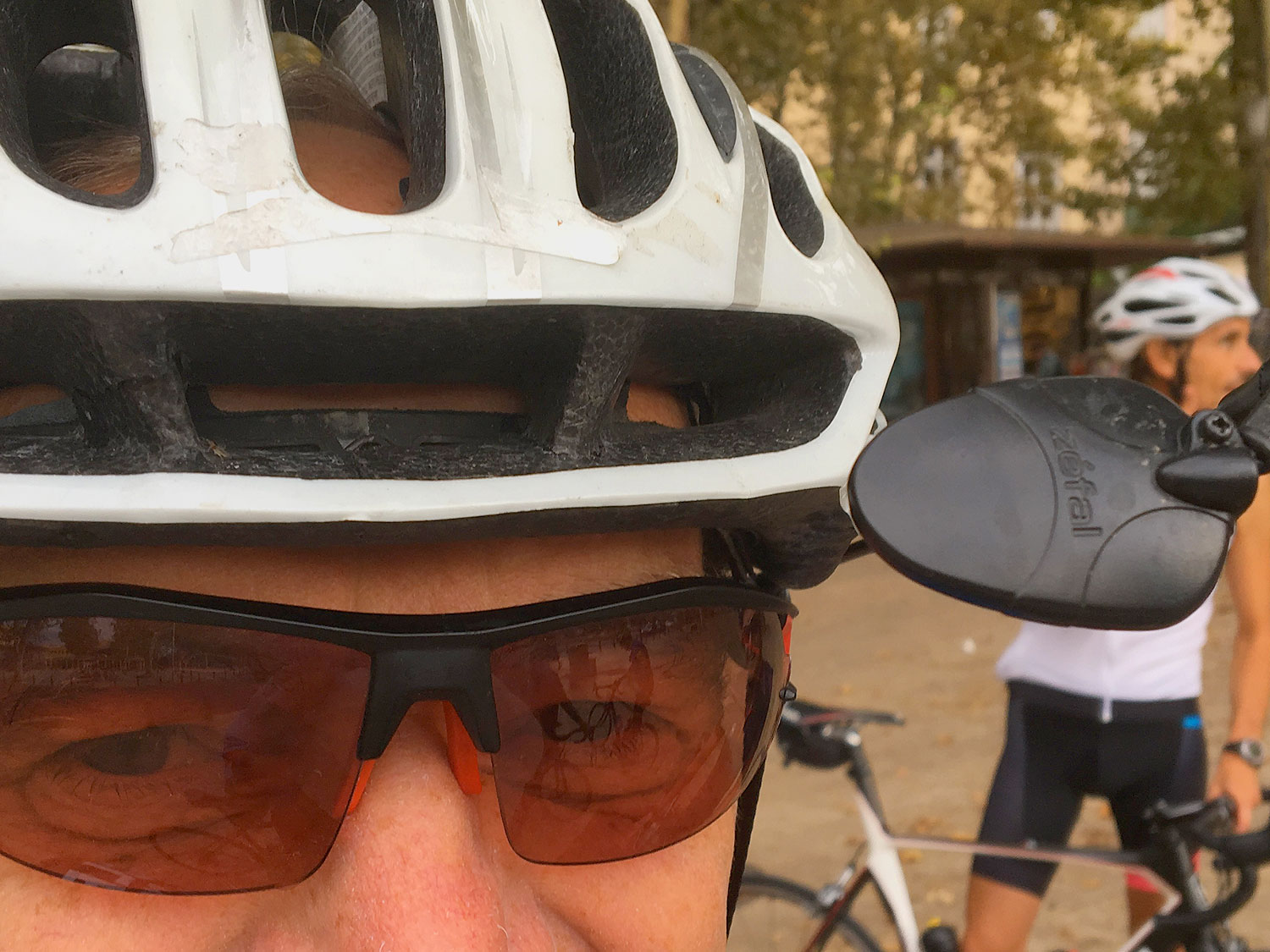 Rétroviseur sur casque de vélo