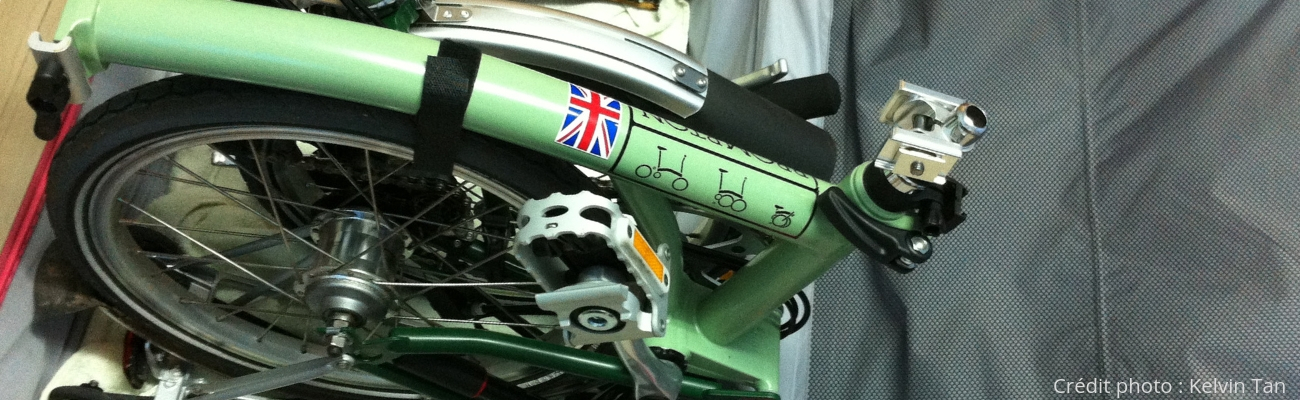 Porter un vélo pliant